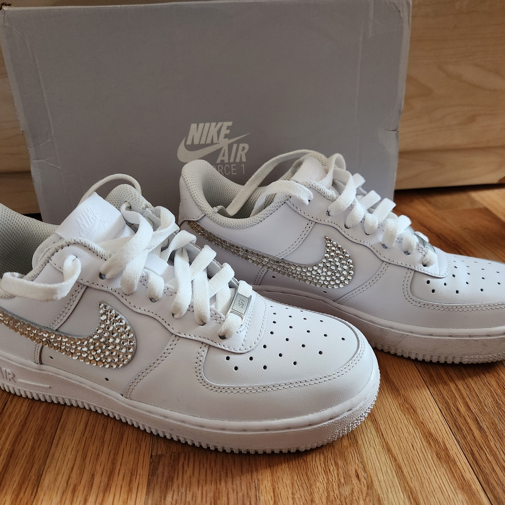 Nike WomenWhite Sneakers with Shiny Silver Accents